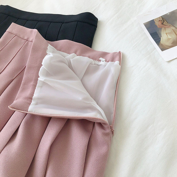 Rövid női rakott szoknya magas derékkal és megkötővel