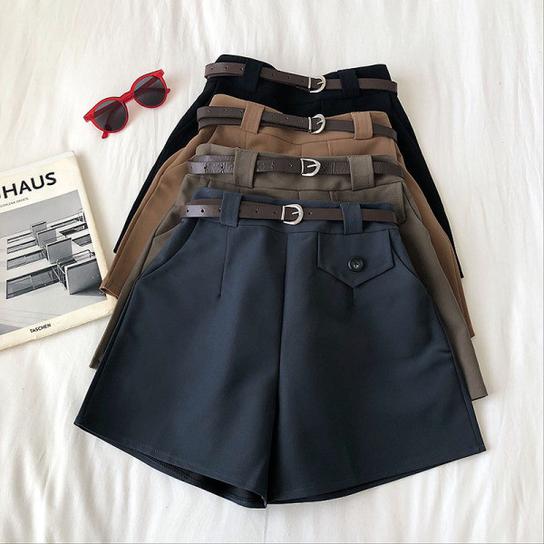 Retro stílusú női rövidnadrág övvel és magas derékkal