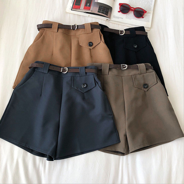 Retro stílusú női rövidnadrág övvel és magas derékkal