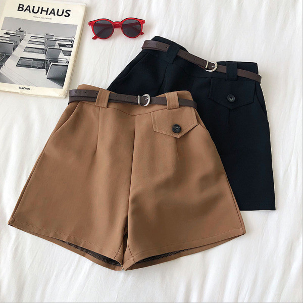 Retro stílusú női rövidnadrág övvel és magas derékkal