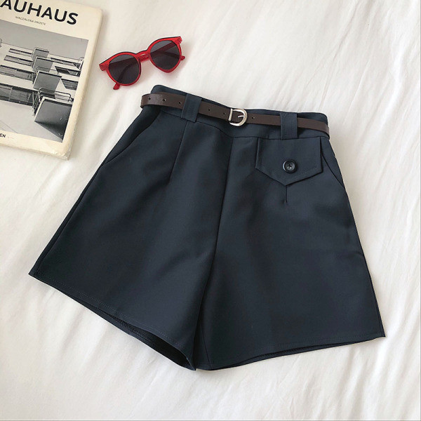 Retro stílusú női rövidnadrág övvel és magas derékkal