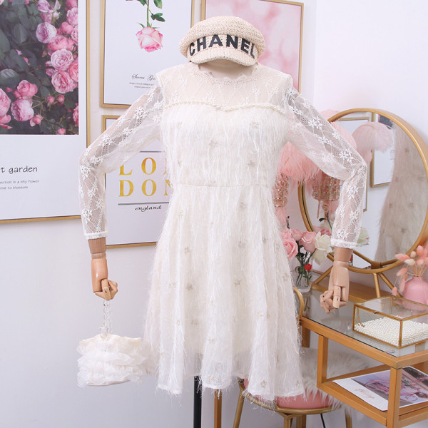 Női csipkeruha hosszú ujjal, ovális nyakkivágással