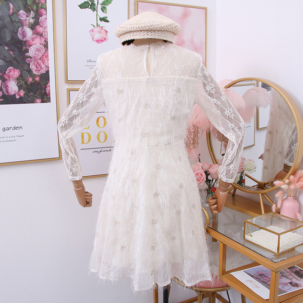 Női csipkeruha hosszú ujjal, ovális nyakkivágással