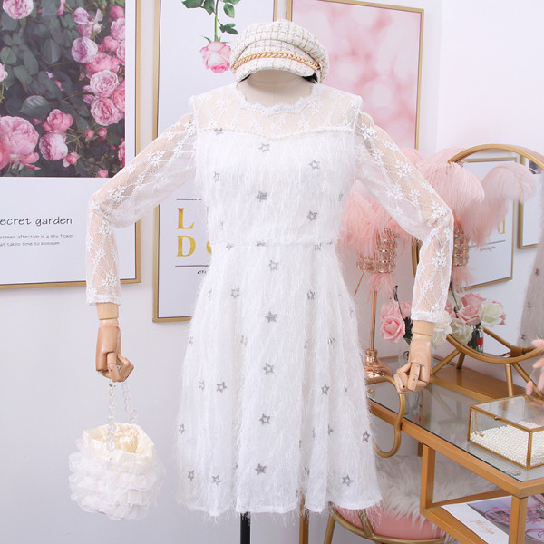 Női csipkeruha hosszú ujjal, ovális nyakkivágással