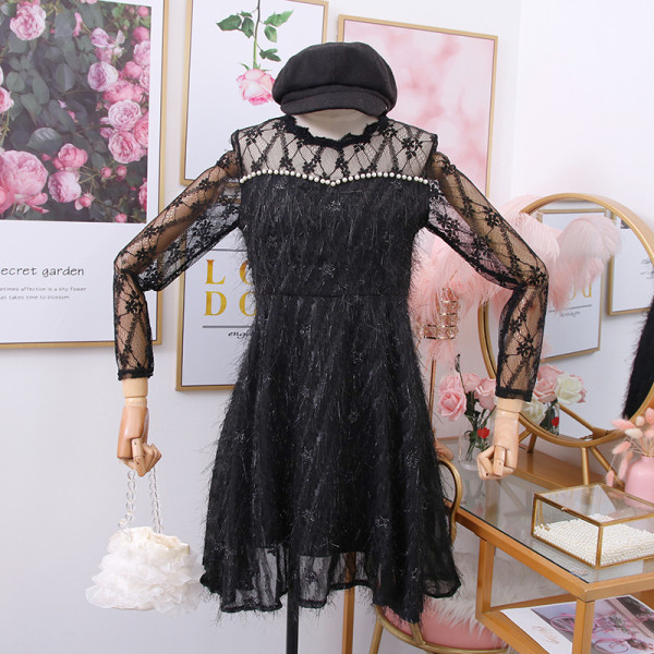 Női csipkeruha hosszú ujjal, ovális nyakkivágással