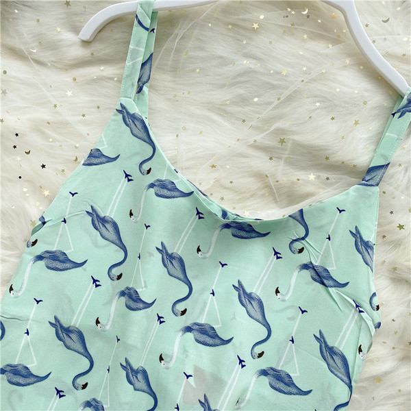 Napi női felső vékony pánttal és flamingófelvitellel