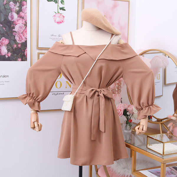 Moodne naiste kleit õhukeste rihmade, paljaste õlgade ja pikkade varrukatega