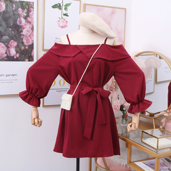 Moodne naiste kleit õhukeste rihmade, paljaste õlgade ja pikkade varrukatega