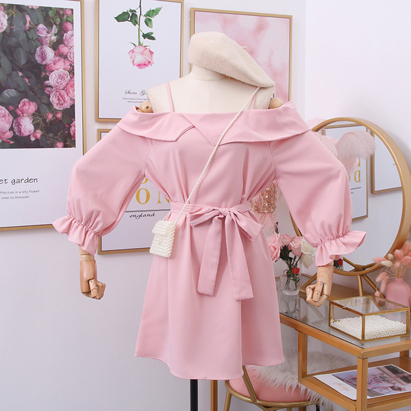 Moodne naiste kleit õhukeste rihmade, paljaste õlgade ja pikkade varrukatega