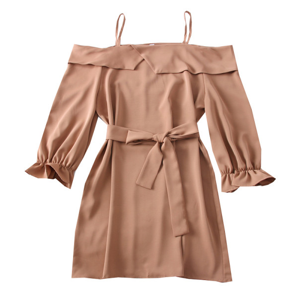 Moodne naiste kleit õhukeste rihmade, paljaste õlgade ja pikkade varrukatega