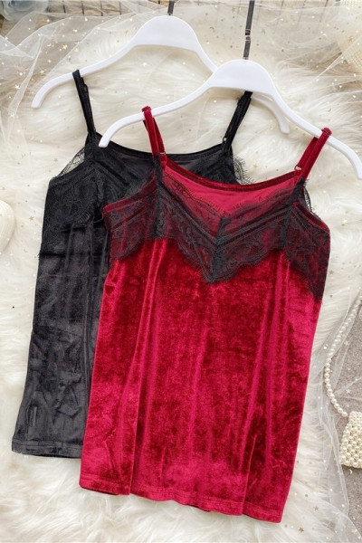 Hétköznapi női felső vékony pántokkal és bársonycsipkével