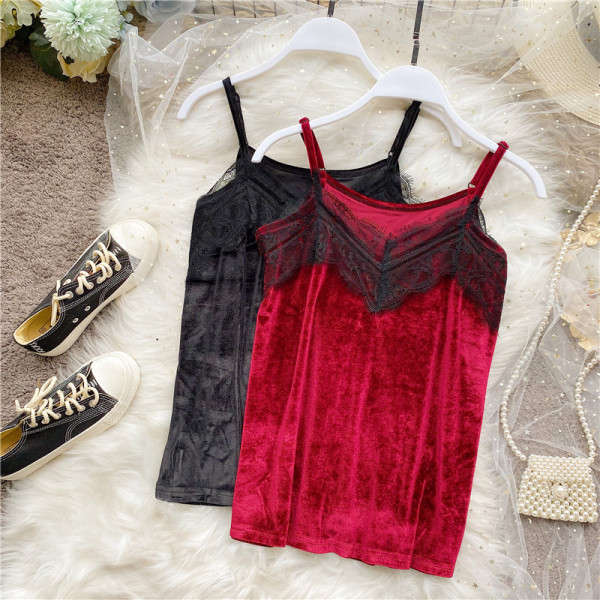 Hétköznapi női felső vékony pántokkal és bársonycsipkével