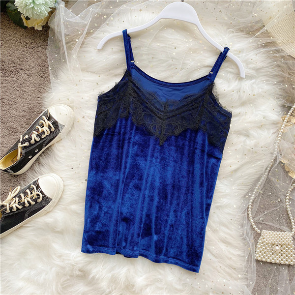 Hétköznapi női felső vékony pántokkal és bársonycsipkével