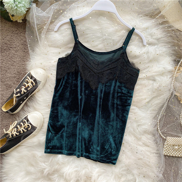 Hétköznapi női felső vékony pántokkal és bársonycsipkével