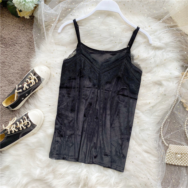 Hétköznapi női felső vékony pántokkal és bársonycsipkével