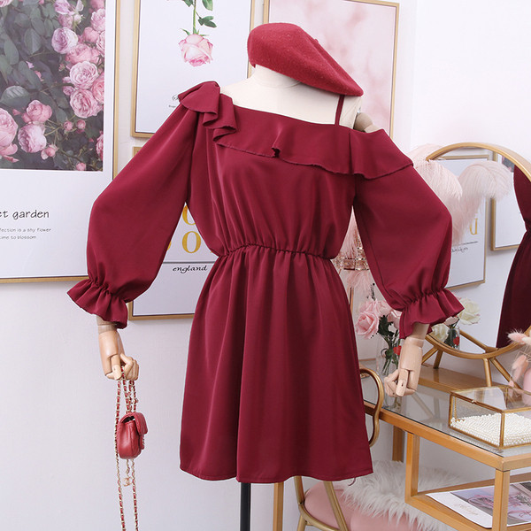 Moderna ženska haljina golih ramena i dugih rukava