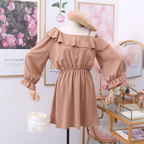 Moderna ženska haljina golih ramena i dugih rukava