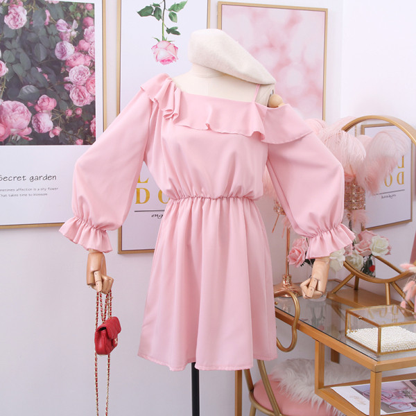 Moderna ženska haljina golih ramena i dugih rukava