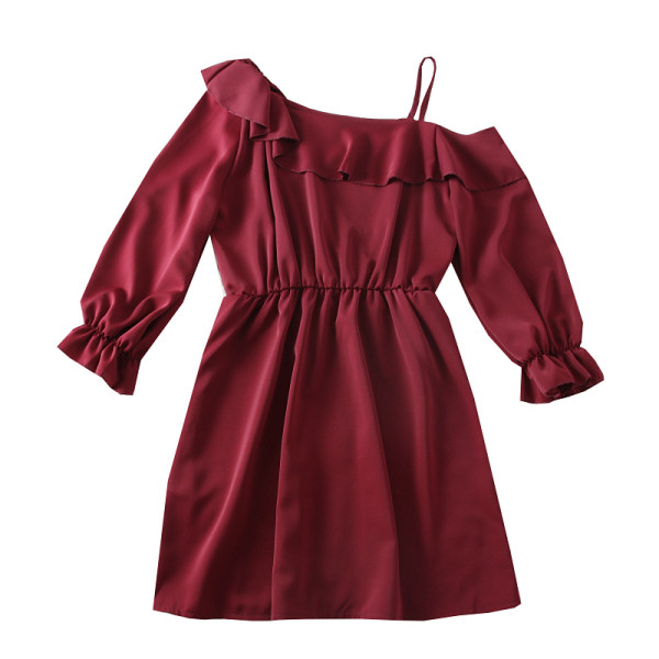 Moderna ženska haljina golih ramena i dugih rukava