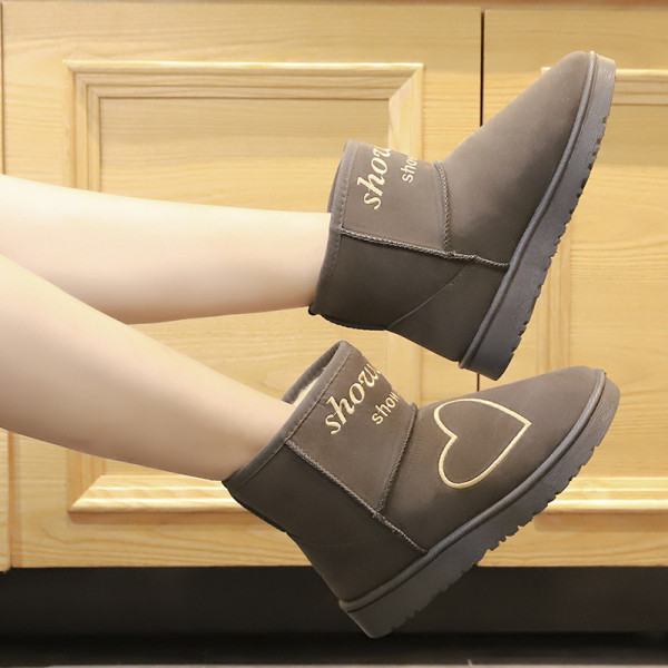 Őszi-téli női csizma puha béléssel és hímzéssel