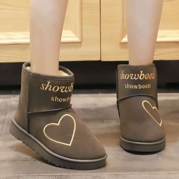 Őszi-téli női csizma puha béléssel és hímzéssel