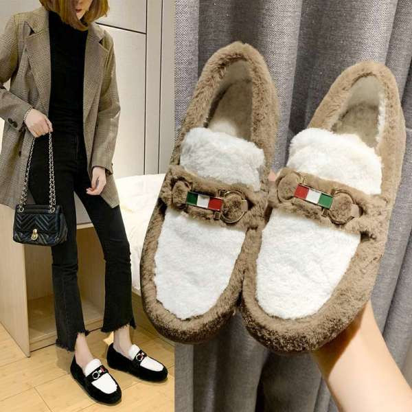 Alkalmi női pehelycipő lapos talppal és fém csattal