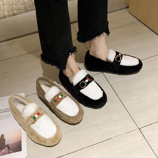 Alkalmi női pehelycipő lapos talppal és fém csattal