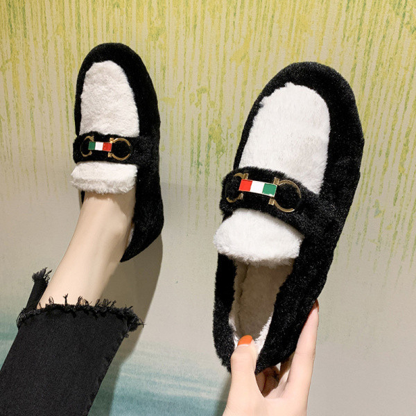 Alkalmi női pehelycipő lapos talppal és fém csattal