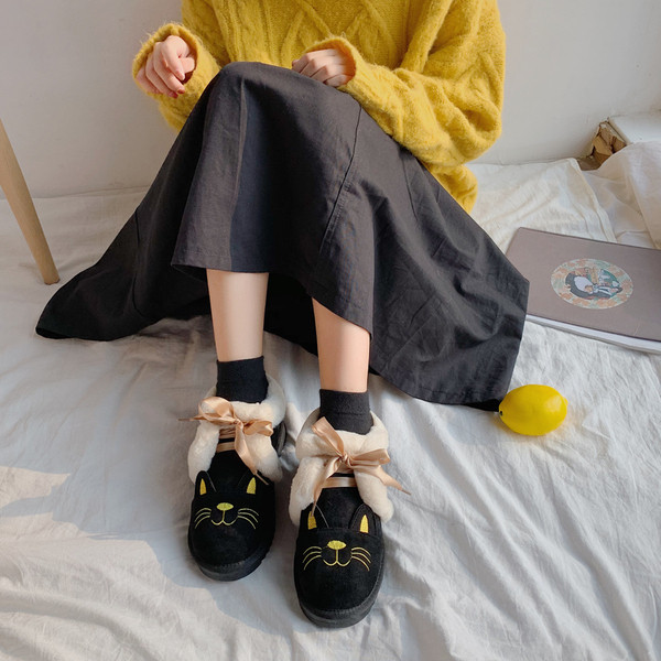 Őszi-téli női alkalmi cipő színes hímzéssel, puha béléssel