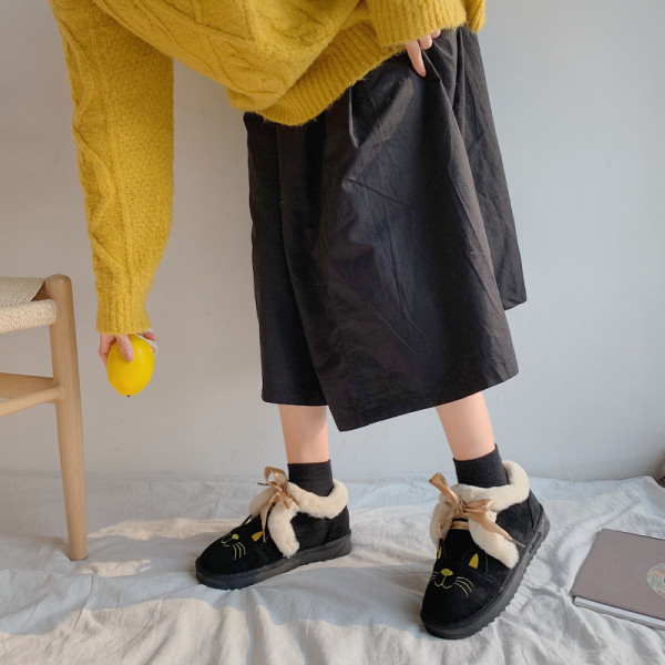 Őszi-téli női alkalmi cipő színes hímzéssel, puha béléssel