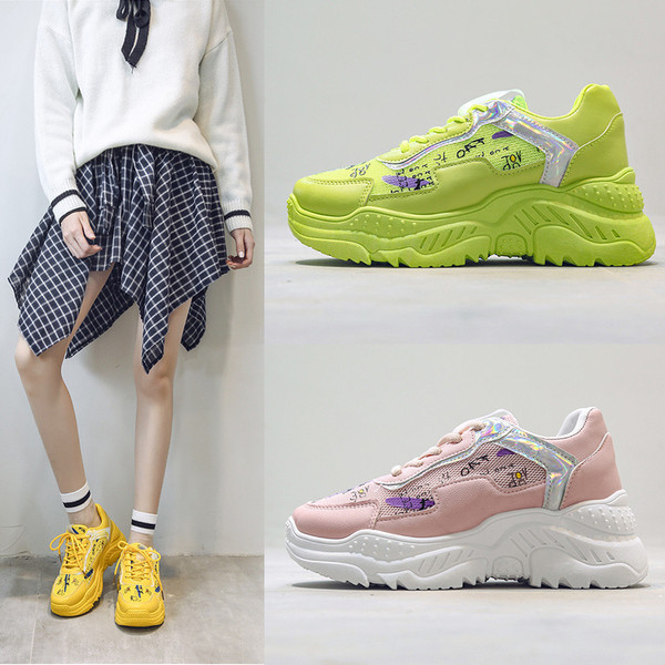 Sport és alkalmi női tornacipő durva talppal, színes feliratokkal