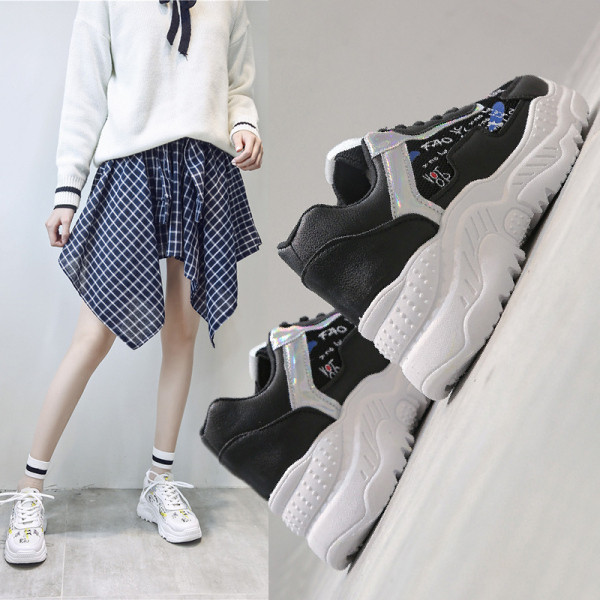 Sport és alkalmi női tornacipő durva talppal, színes feliratokkal