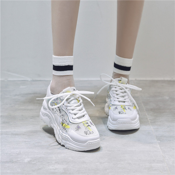 Sport és alkalmi női tornacipő durva talppal, színes feliratokkal