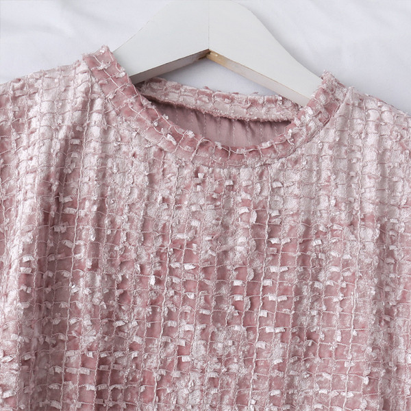 Modern női blúz rövid ujjal és ovális nyakkivágással