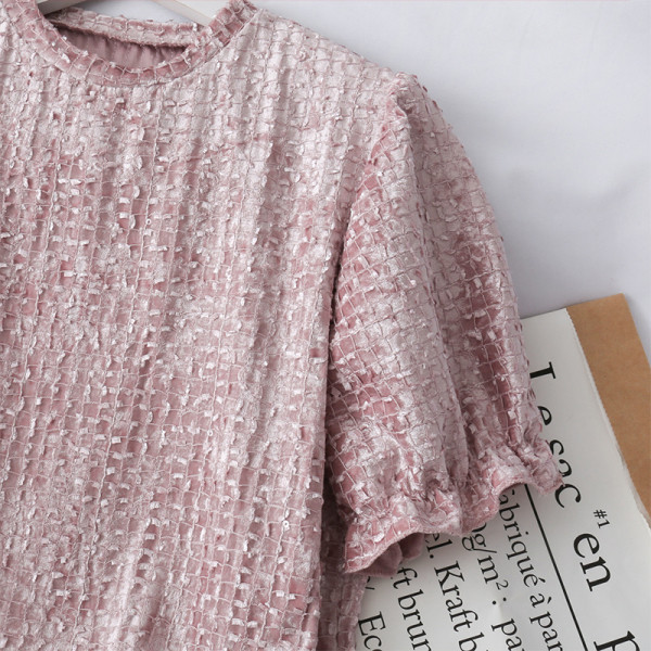 Modern női blúz rövid ujjal és ovális nyakkivágással