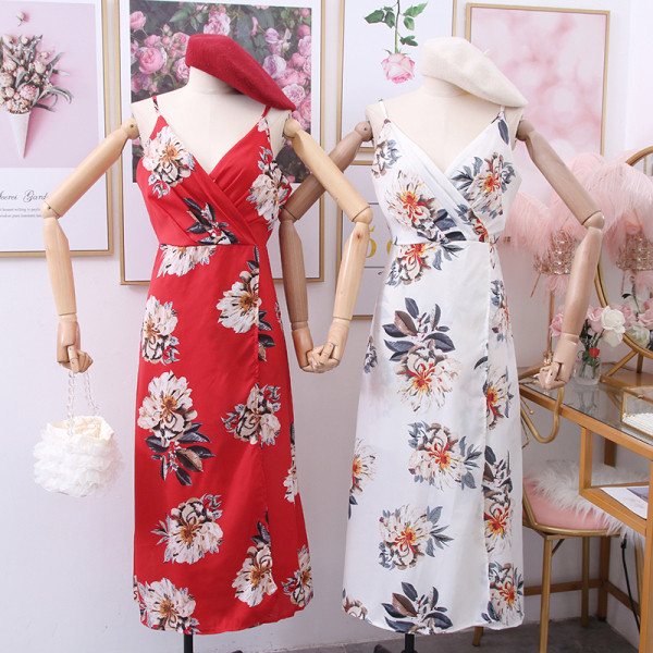 Színes női ruha vékony pántokkal és virágmotívumokkal