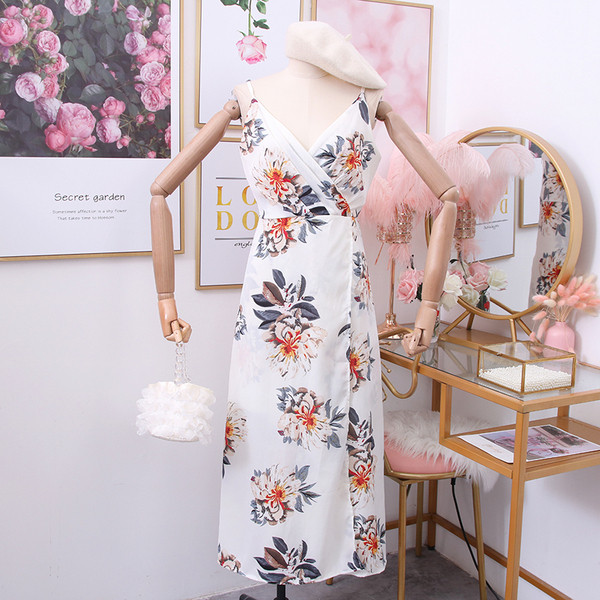 Színes női ruha vékony pántokkal és virágmotívumokkal