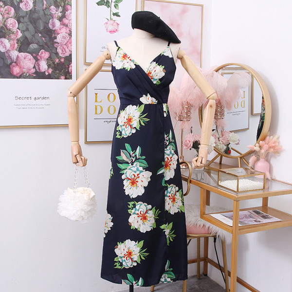 Színes női ruha vékony pántokkal és virágmotívumokkal