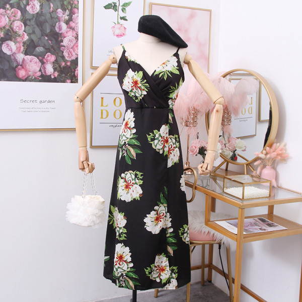 Színes női ruha vékony pántokkal és virágmotívumokkal