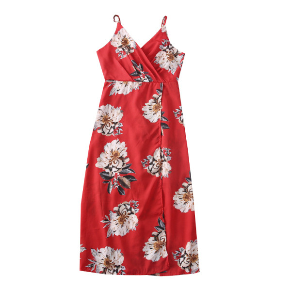 Színes női ruha vékony pántokkal és virágmotívumokkal