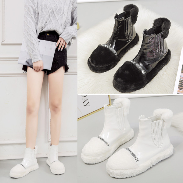 Modern, fényes női csizma pehelyszínnel, fekete-fehérben