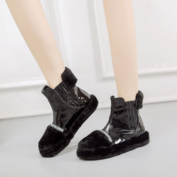Modern, fényes női csizma pehelyszínnel, fekete-fehérben