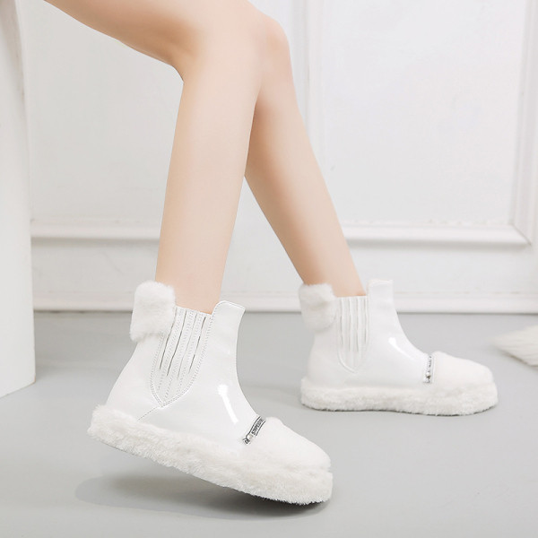 Modern, fényes női csizma pehelyszínnel, fekete-fehérben