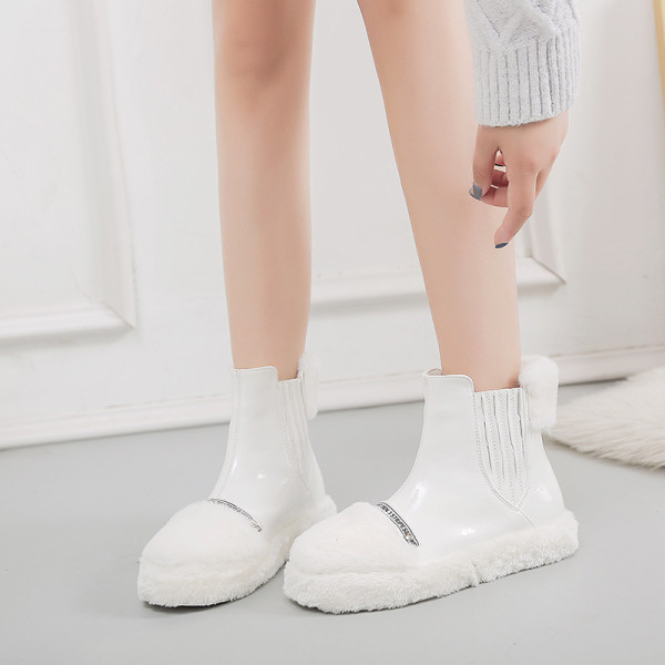 Modern, fényes női csizma pehelyszínnel, fekete-fehérben