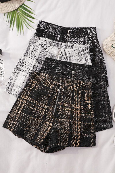 Naiste lühikesed püksid, millel on lai lukuga ja kõrge vöökoht