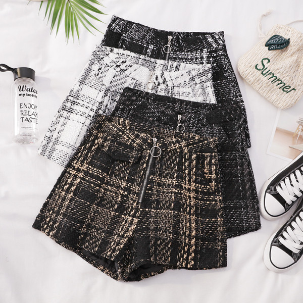 Naiste lühikesed püksid, millel on lai lukuga ja kõrge vöökoht