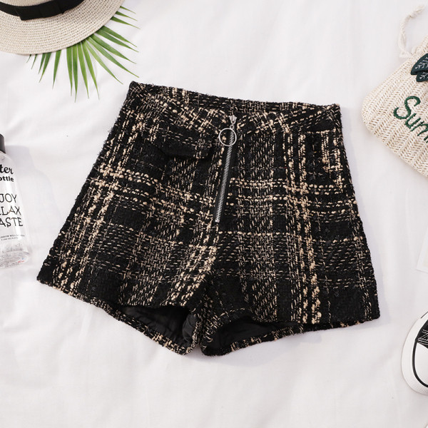 Naiste lühikesed püksid, millel on lai lukuga ja kõrge vöökoht