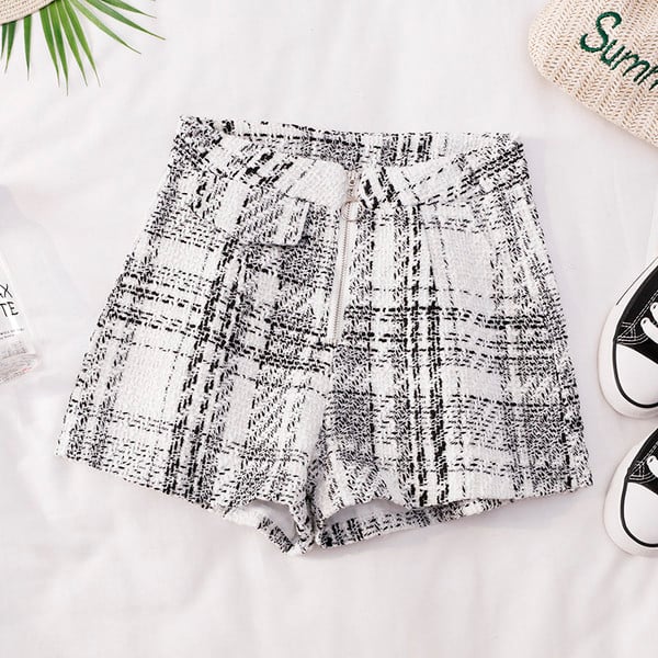 Naiste lühikesed püksid, millel on lai lukuga ja kõrge vöökoht