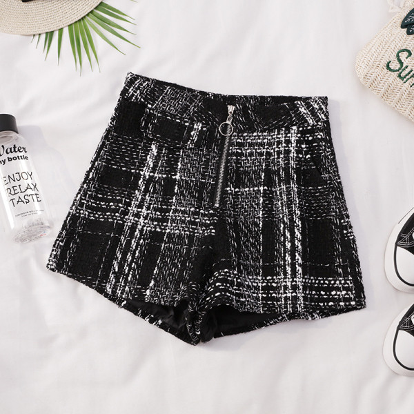 Naiste lühikesed püksid, millel on lai lukuga ja kõrge vöökoht