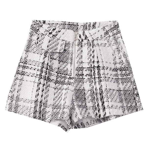 Naiste lühikesed püksid, millel on lai lukuga ja kõrge vöökoht